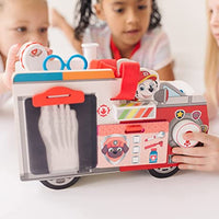 Camión de rescate de madera de Marshall Melissa & Doug