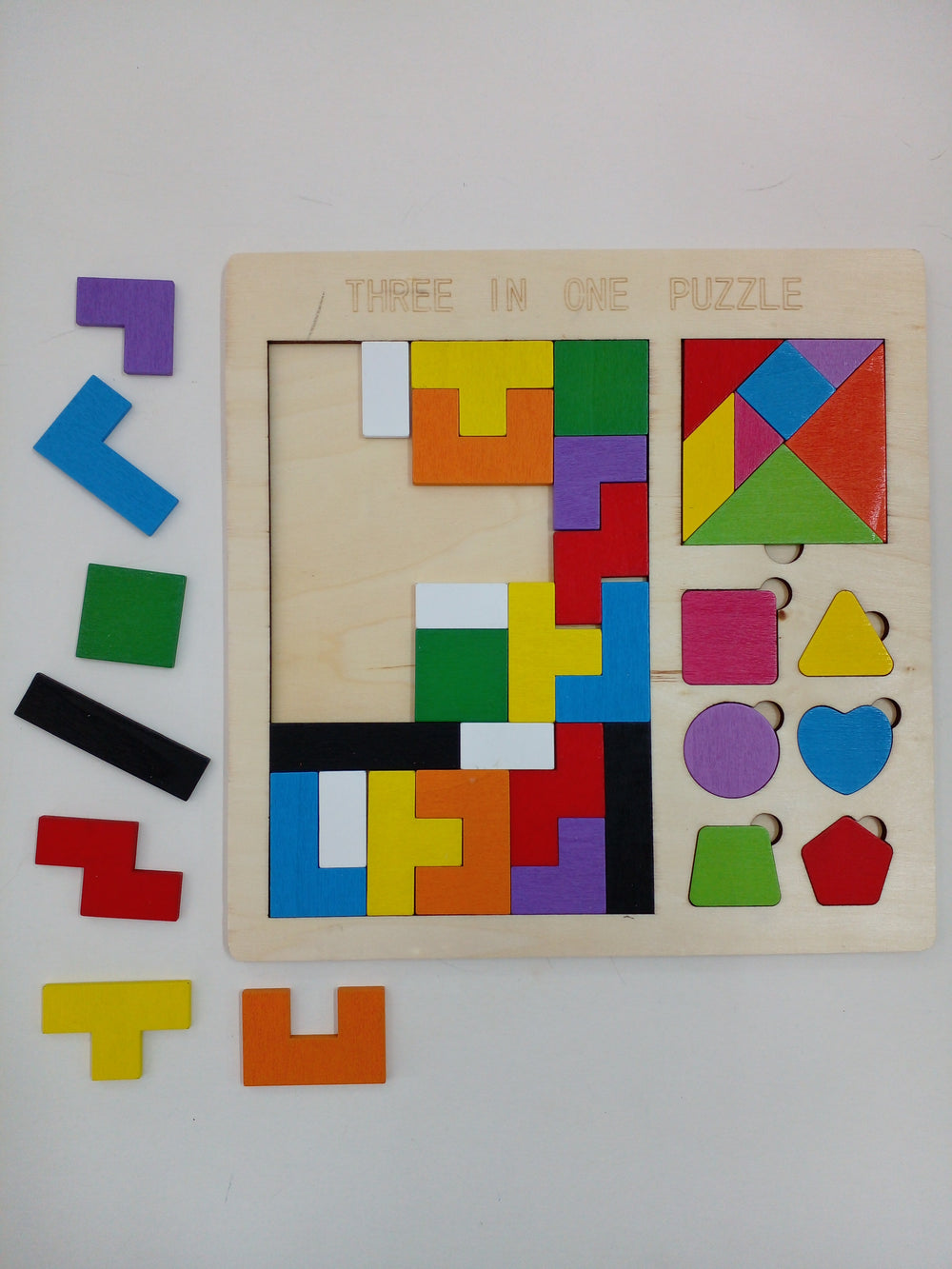 Tablero de madera de tetris, tangram y figuras geométricas.